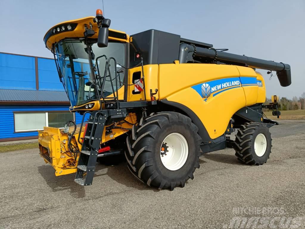 New Holland CX 8.85 Combine harvesters