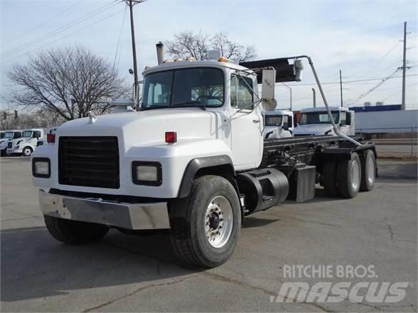Mack RD600 Rol kiper kamioni sa kukom za podizanje tereta