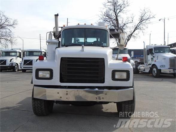 Mack RD600 Rol kiper kamioni sa kukom za podizanje tereta