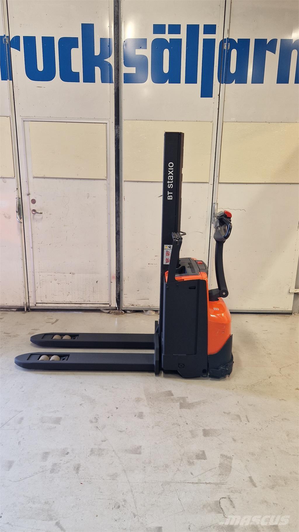 Toyota SWE080L Samopogonski ručni viljuškari