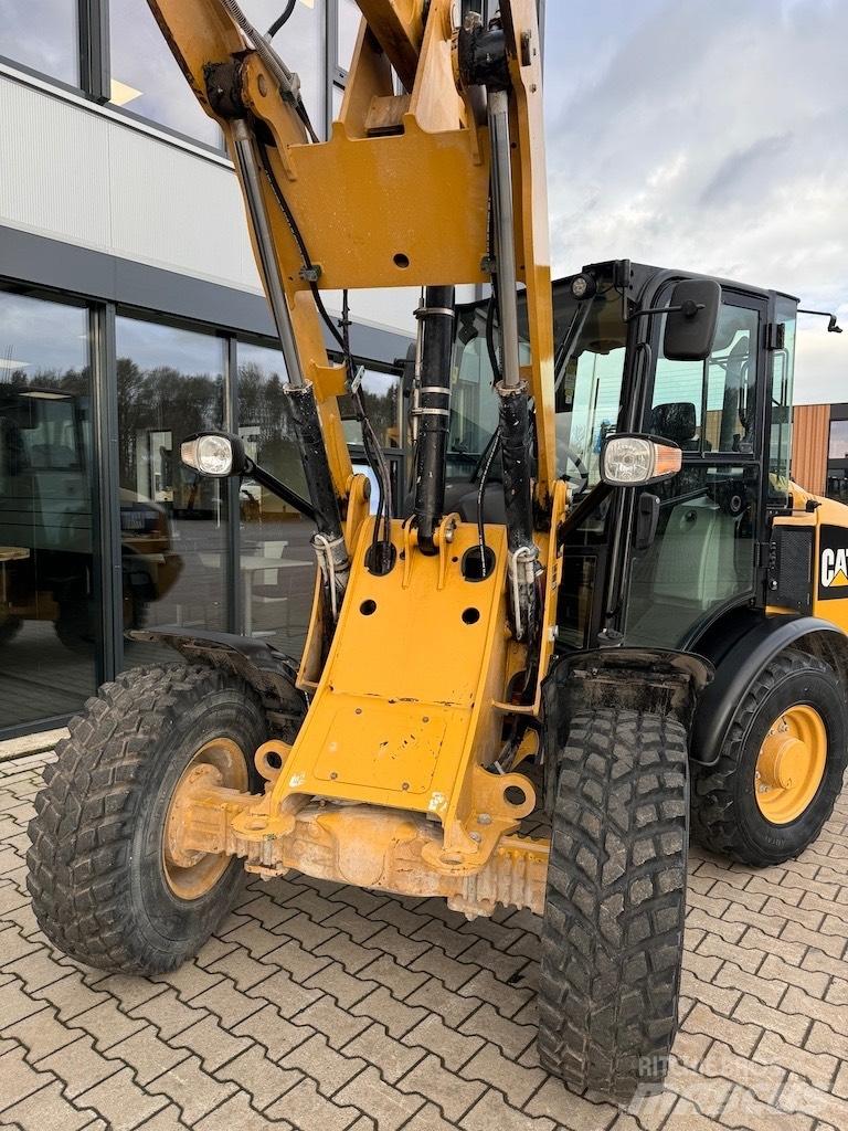 CAT 906M Utovarivači na točkove