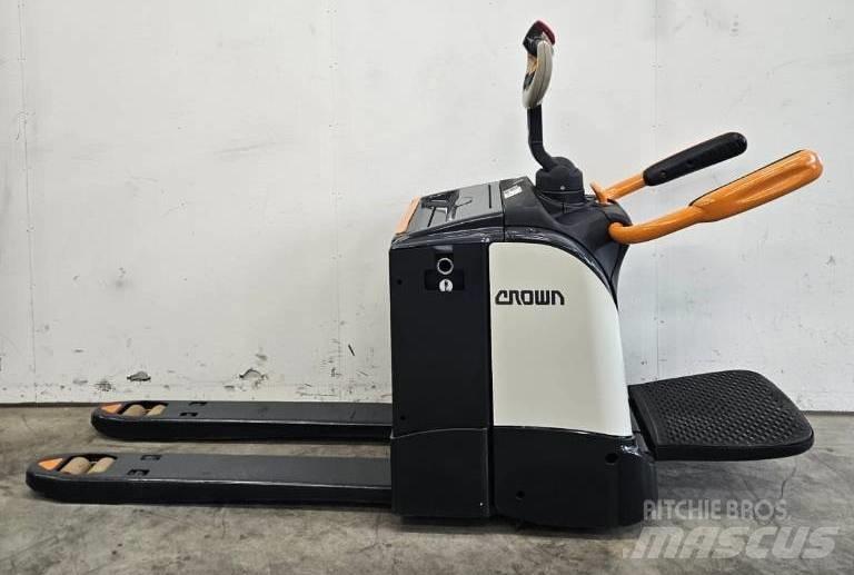 Crown WT 3040 E Nisko podizni električni viljuškar sa stajalištom