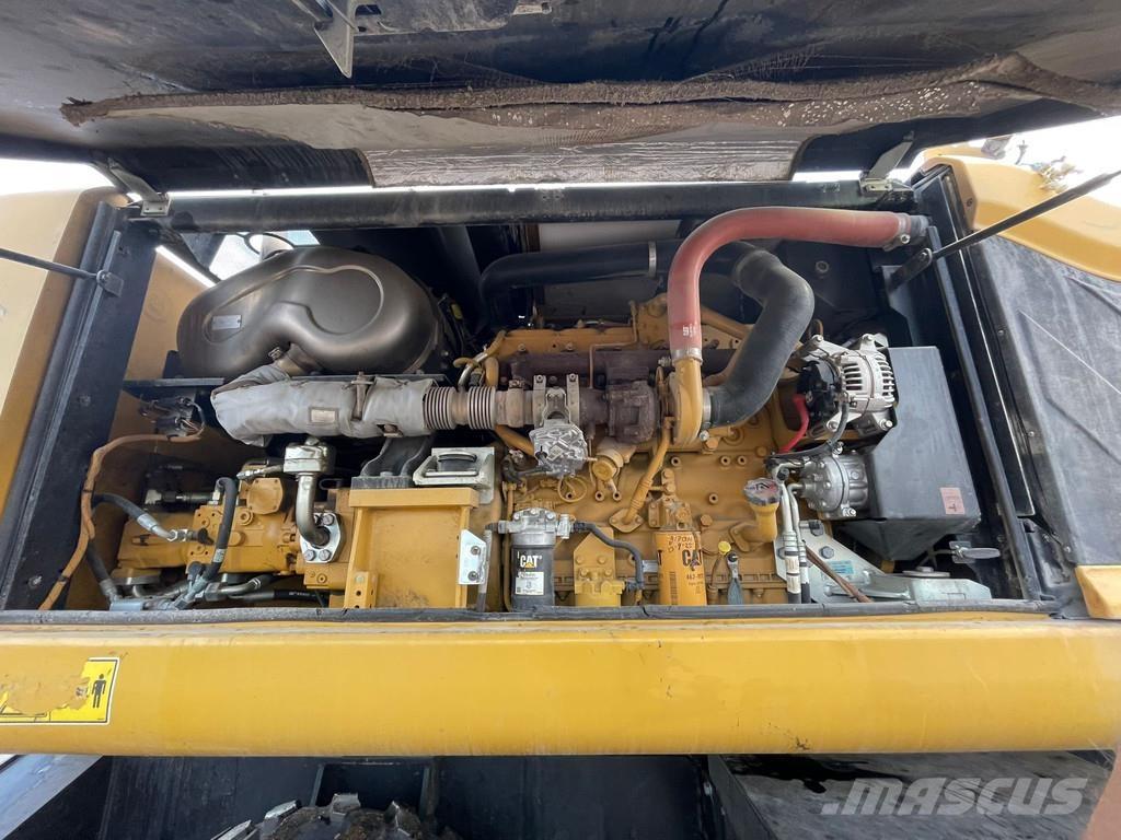 CAT MH3024 Bageri točkaši