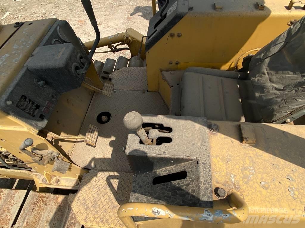 Komatsu D21P-6 Buldožeri guseničari