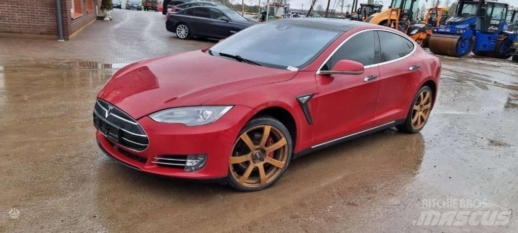Tesla Model S P85D Automobili