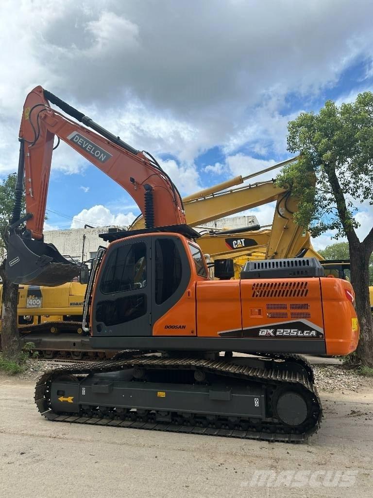 Develon DX 225 LCA Midi bageri 7t – 12t