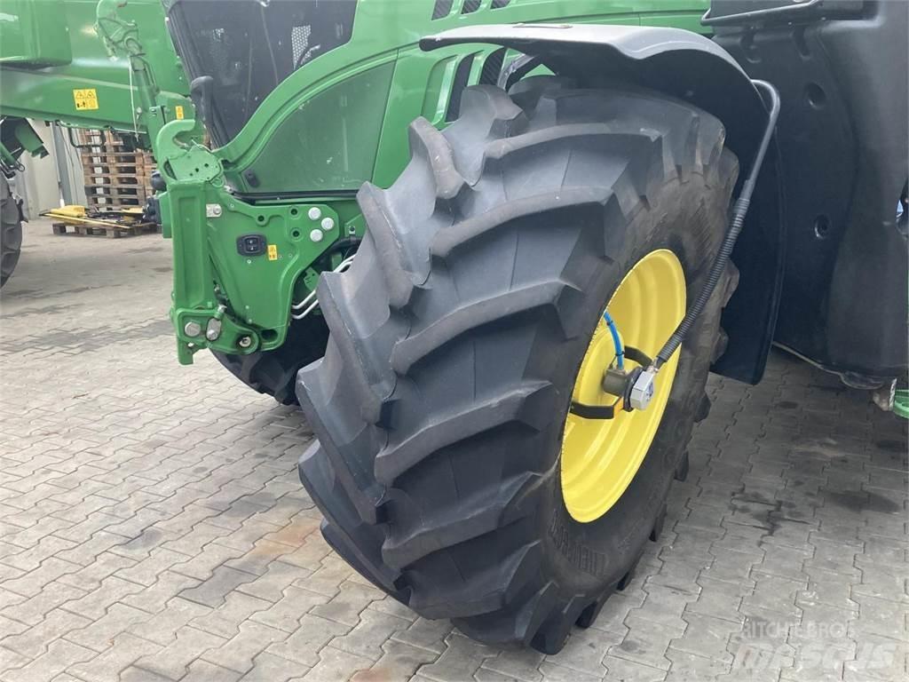 John Deere 6215R Traktori
