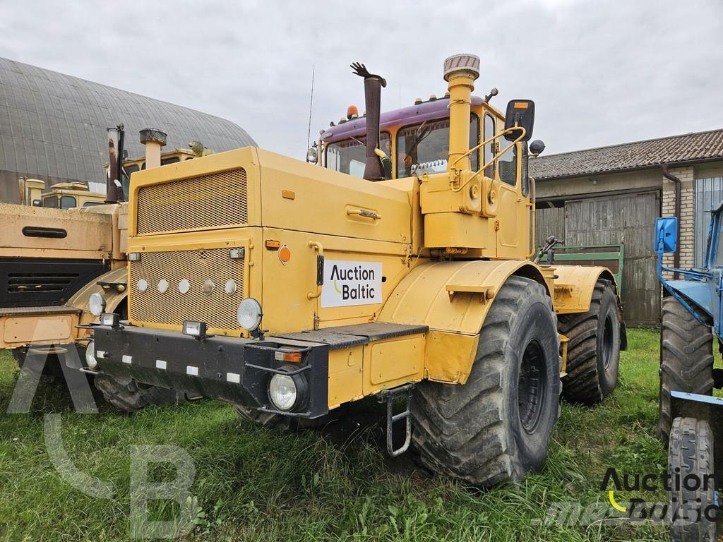  Kirovec K-701 Traktori