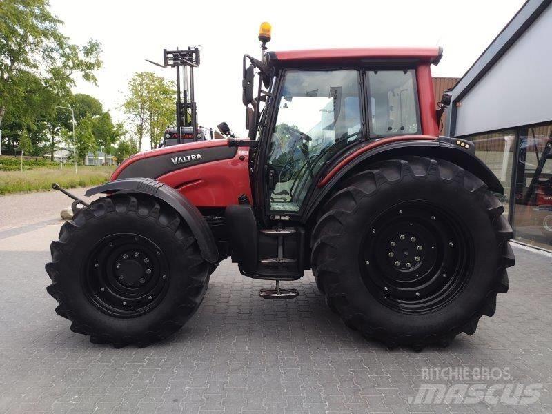 Valtra N 141 Traktori