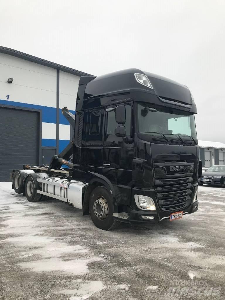 DAF XF530 FAS Rol kiper kamioni sa kukom za podizanje tereta