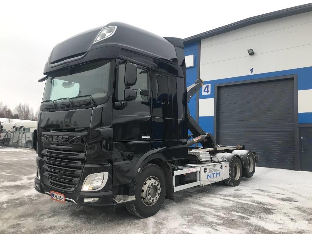 DAF XF530 FAS Rol kiper kamioni sa kukom za podizanje tereta