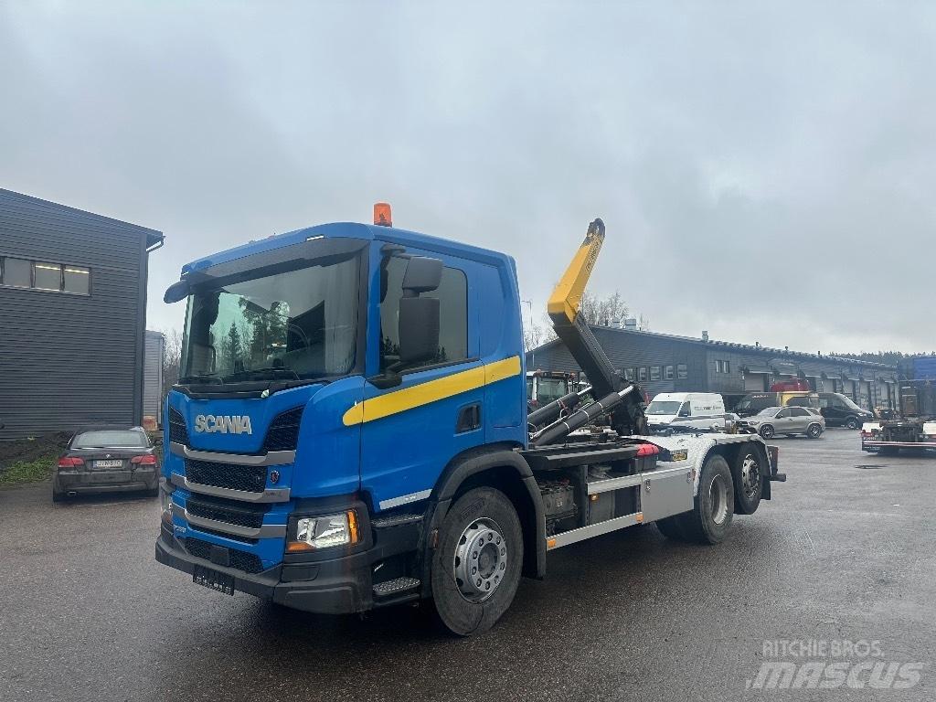 Scania P 360 Rol kiper kamioni sa kukom za podizanje tereta