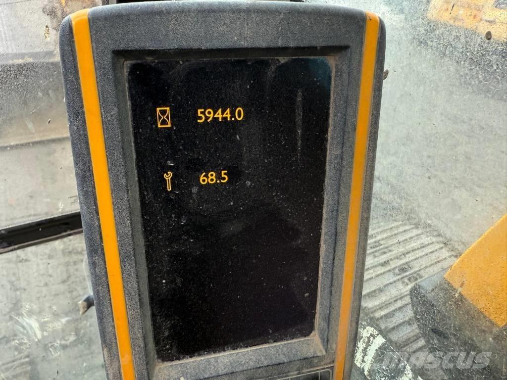 JCB JS 130 LC Bageri guseničari