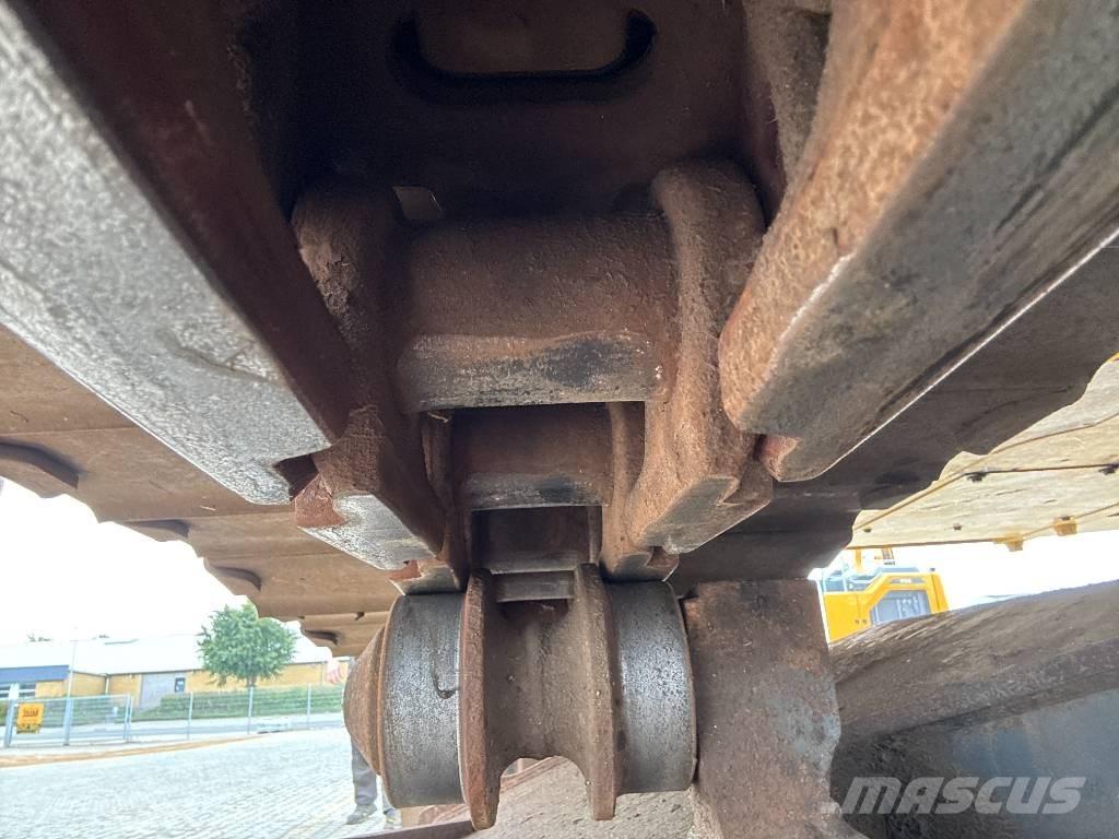 Komatsu HB215LC-1 Bageri za prenos primarnih/sekundarnih sirovina