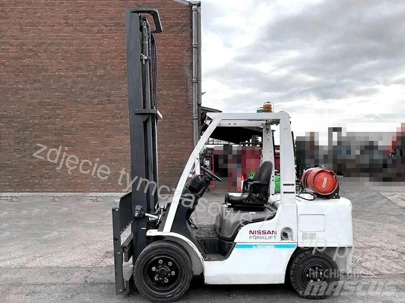Nissan UG1F2A35DU Plinski viljuškari