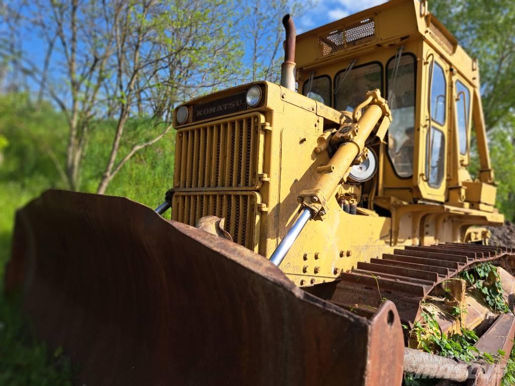 Komatsu D85A Buldožeri guseničari