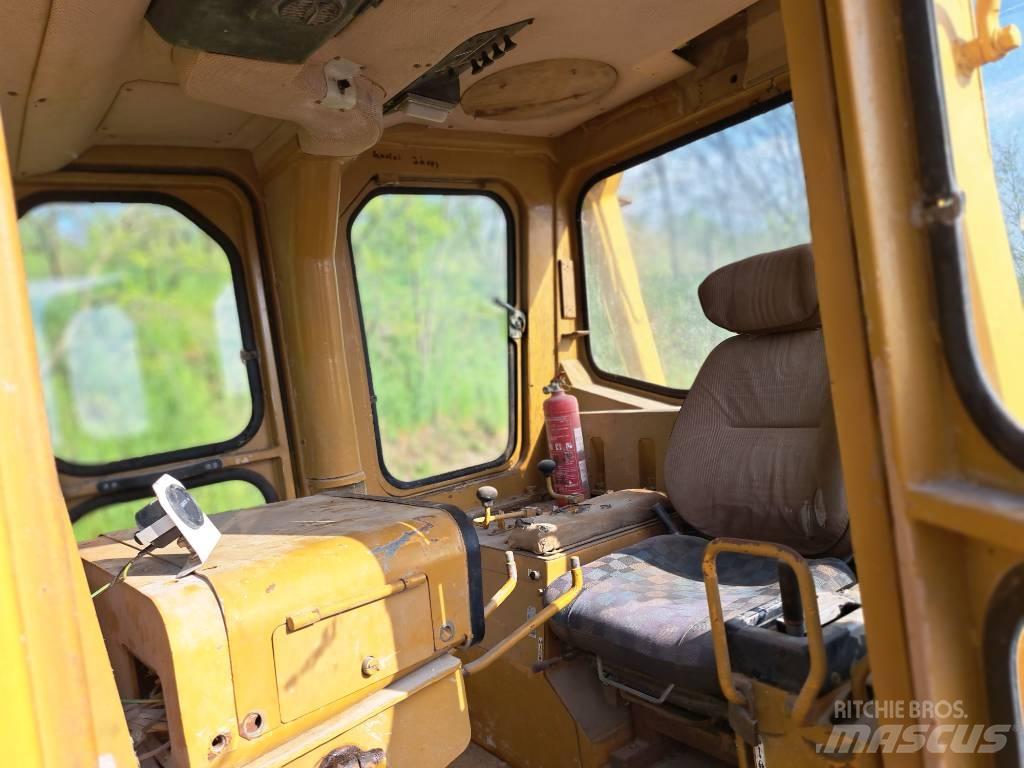 Komatsu D85A Buldožeri guseničari