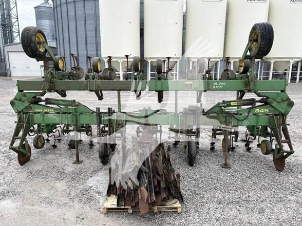 John Deere 845 Međuredni kultivatori