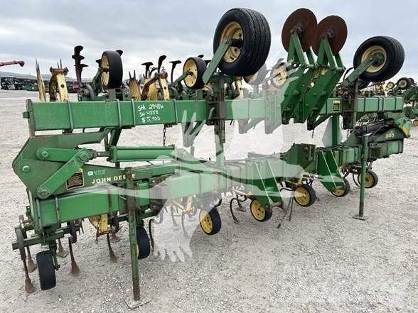 John Deere 845 Međuredni kultivatori