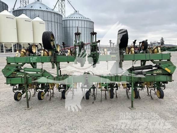 John Deere 845 Međuredni kultivatori