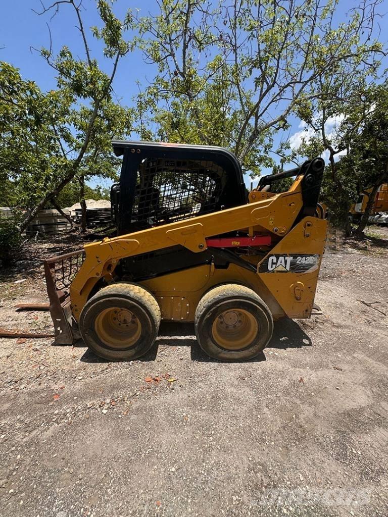 CAT 242 D Skid steer mini utovarivači