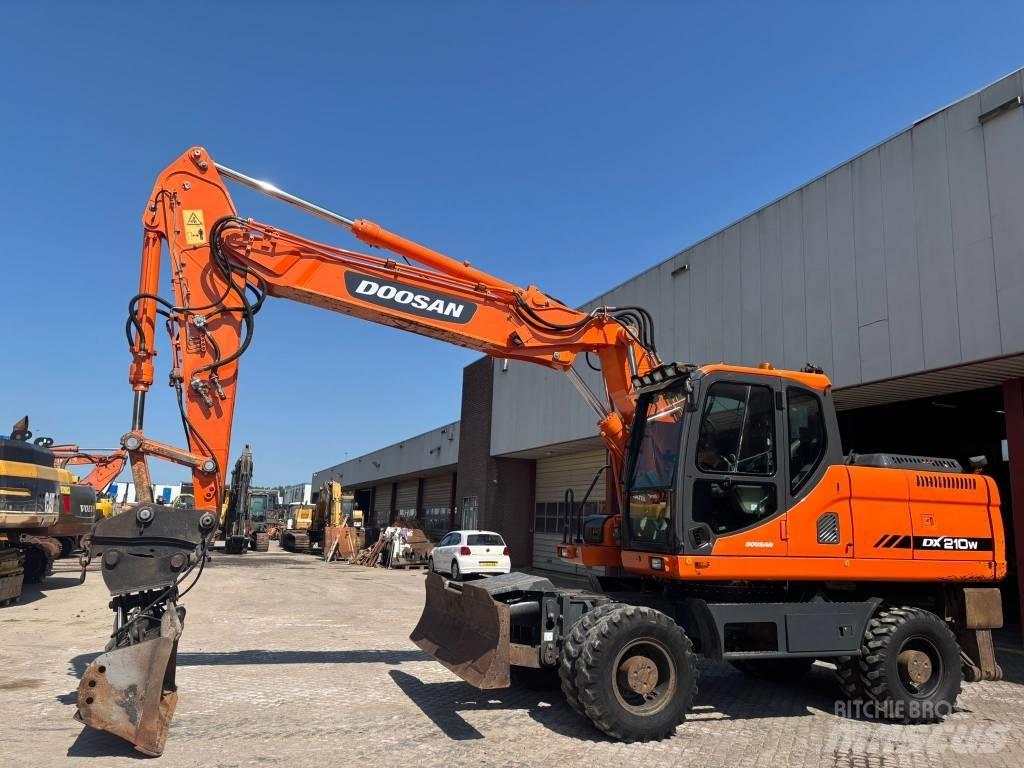 Doosan DX 210 W Bageri točkaši