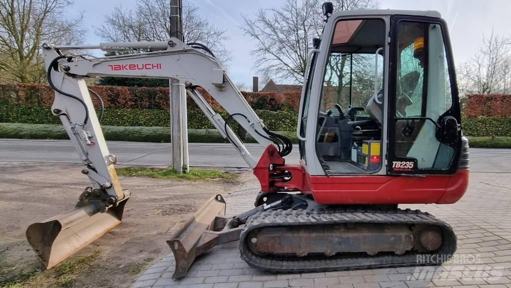Takeuchi TB 235 Bageri guseničari