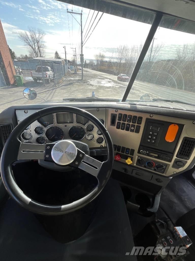 Mack GU813 Kiperi kamioni