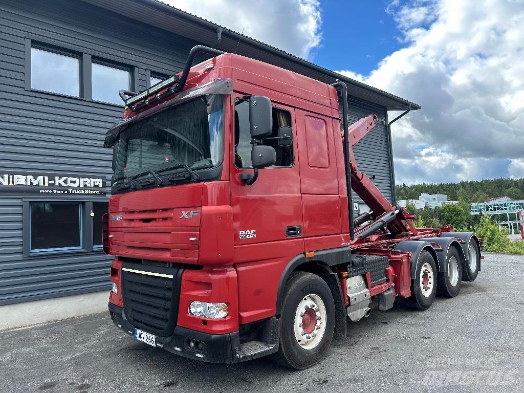 DAF XF105.410 8x2 Rol kiper kamioni sa kukom za podizanje tereta