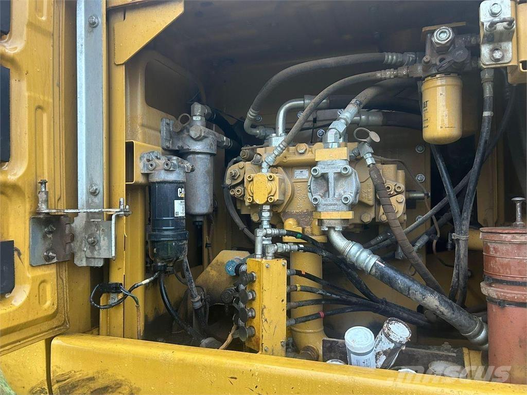 CAT 323E Bageri guseničari