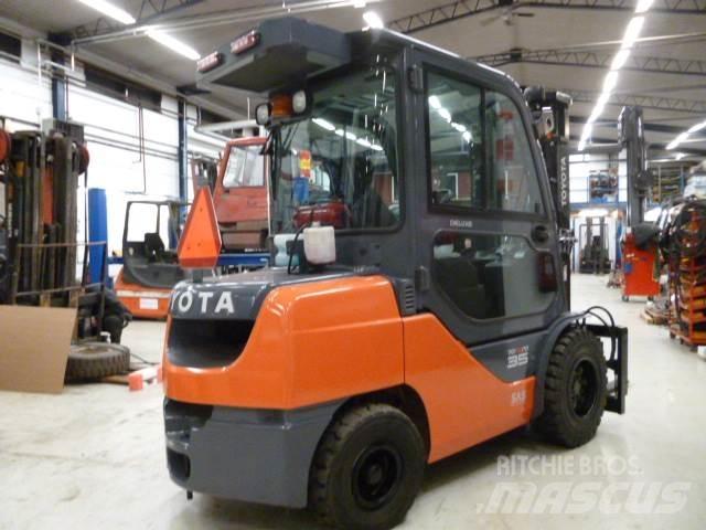 Toyota 52 - 2 - FDJF 35 Dizelski viljuškari