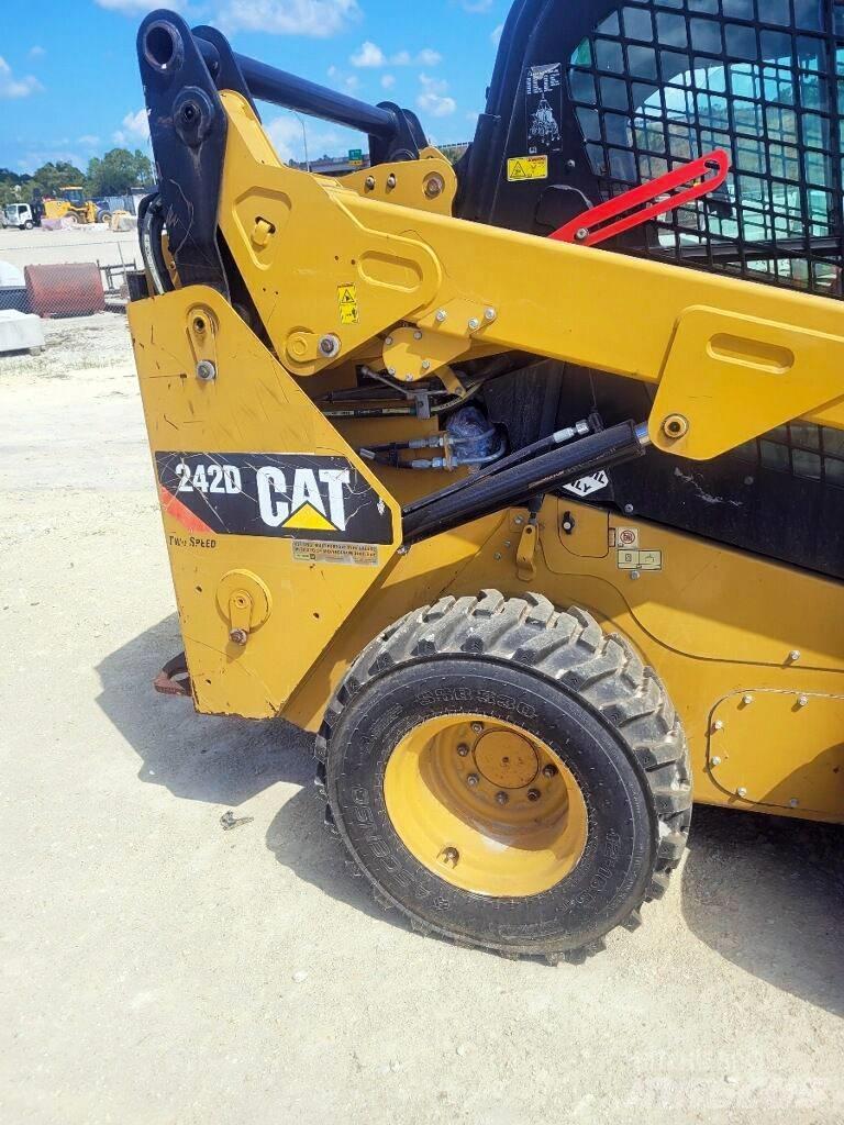 CAT 242 D Skid steer mini utovarivači