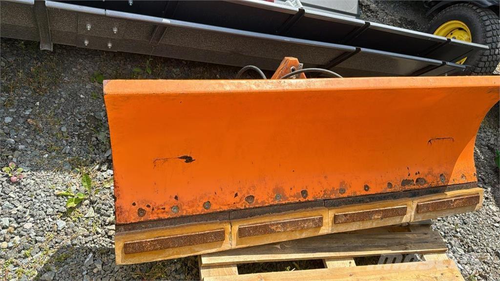 John Deere 3720 Manji traktori