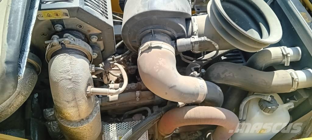 Komatsu WB 93 S-8 Rovokopači