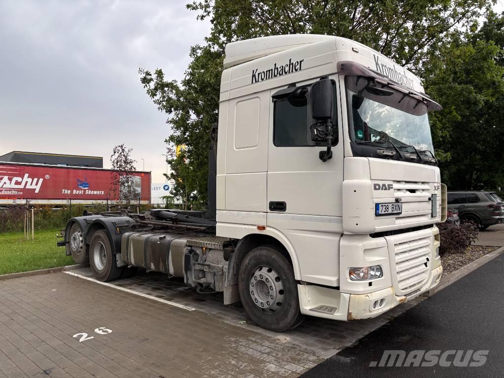 DAF XF 105 Rol kiper kamioni sa kukom za podizanje tereta