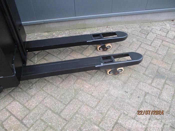 BT SWE 080L Ručni električni viljuškar