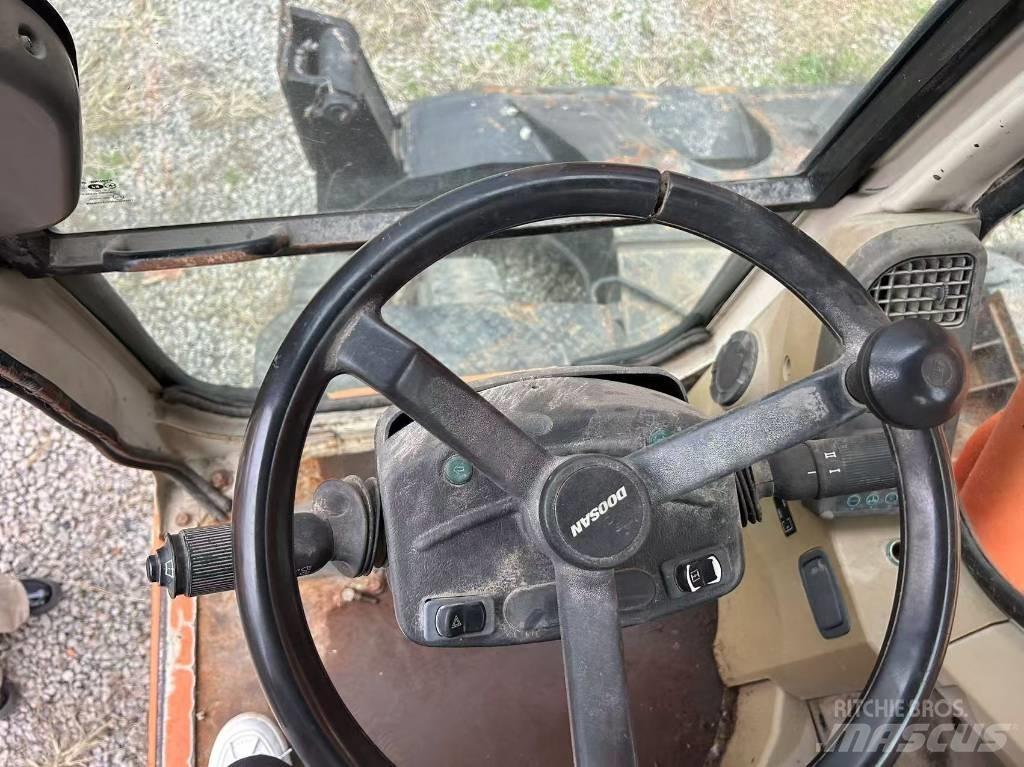 Doosan DH 210 W Bageri točkaši