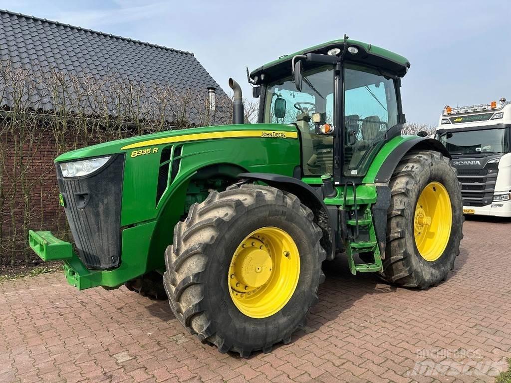 John Deere 8335R Traktori