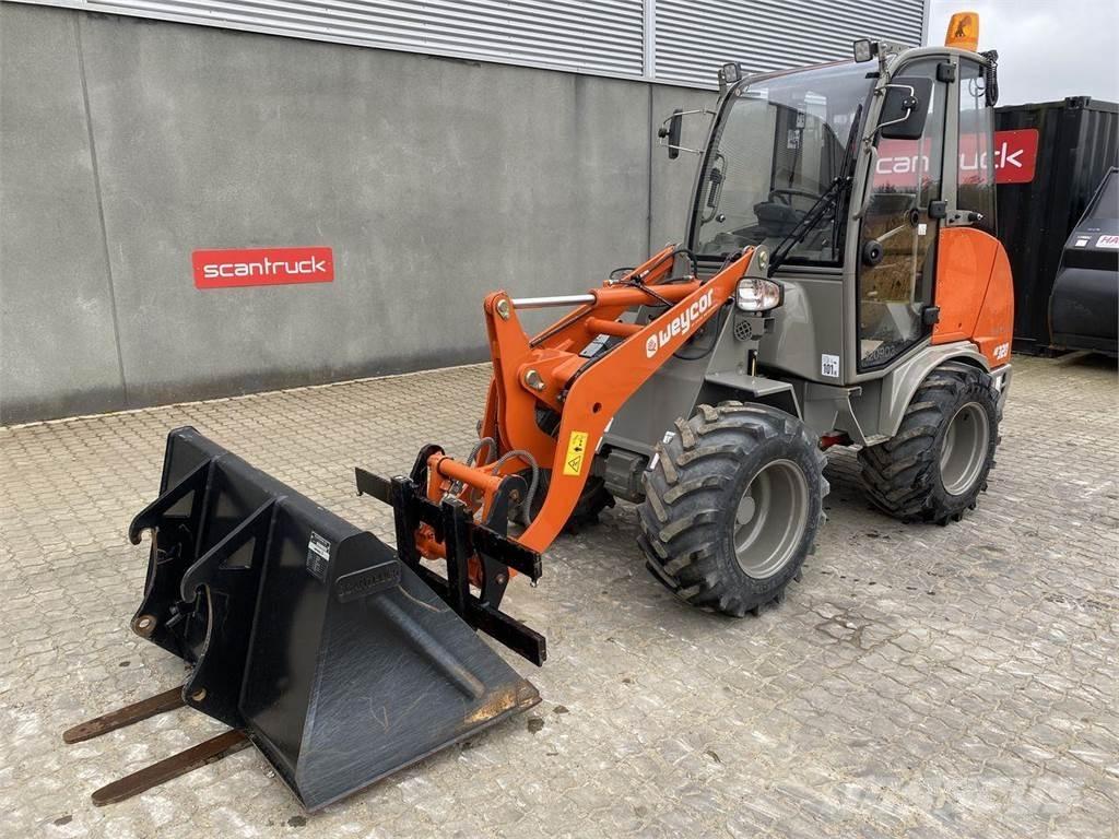 Weycor AR320 Cab Višenamenski utovarivači