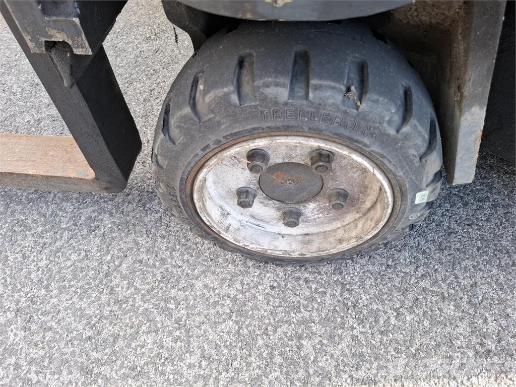 Combilift C3000CB Viljuškari sa 4-stranskim dohvatom