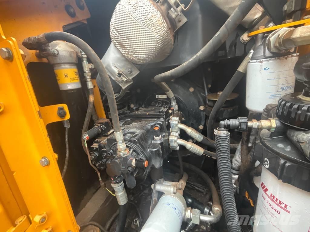 JCB JS 130 LC Bageri guseničari