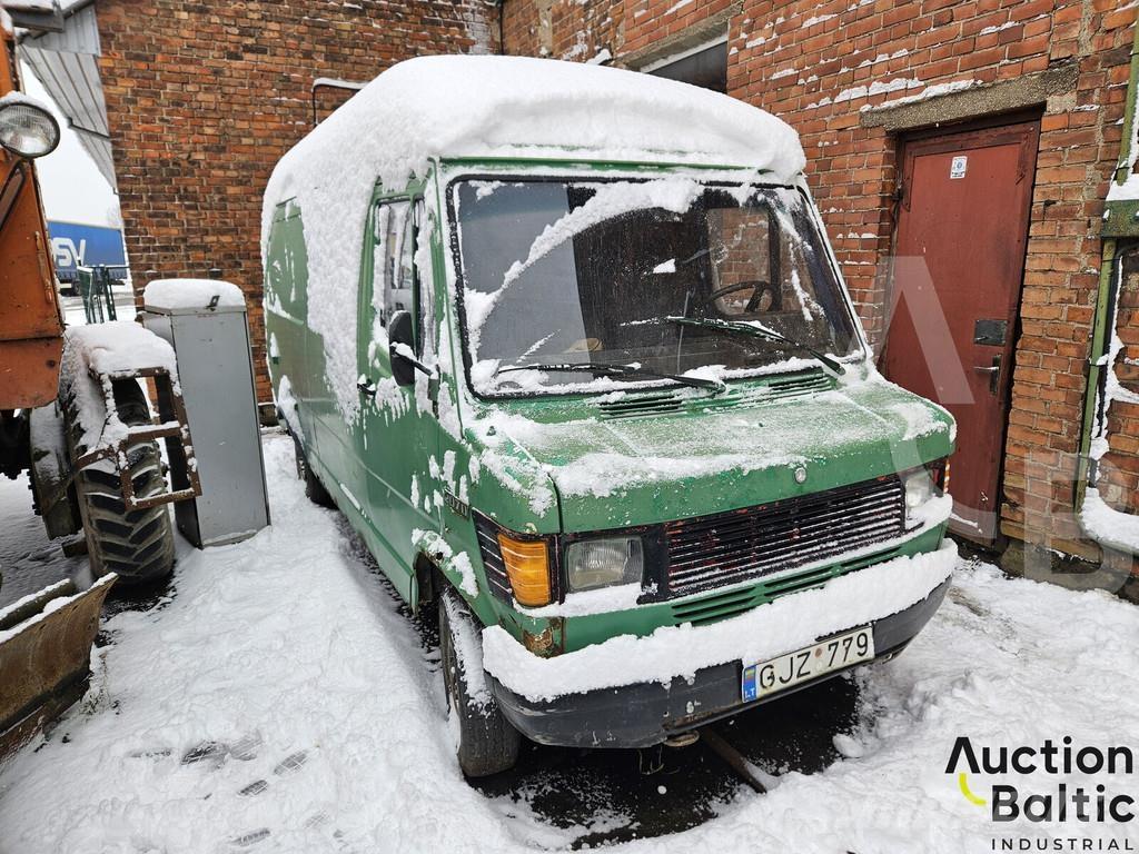 Mercedes-Benz 207D Sanduk kombiji