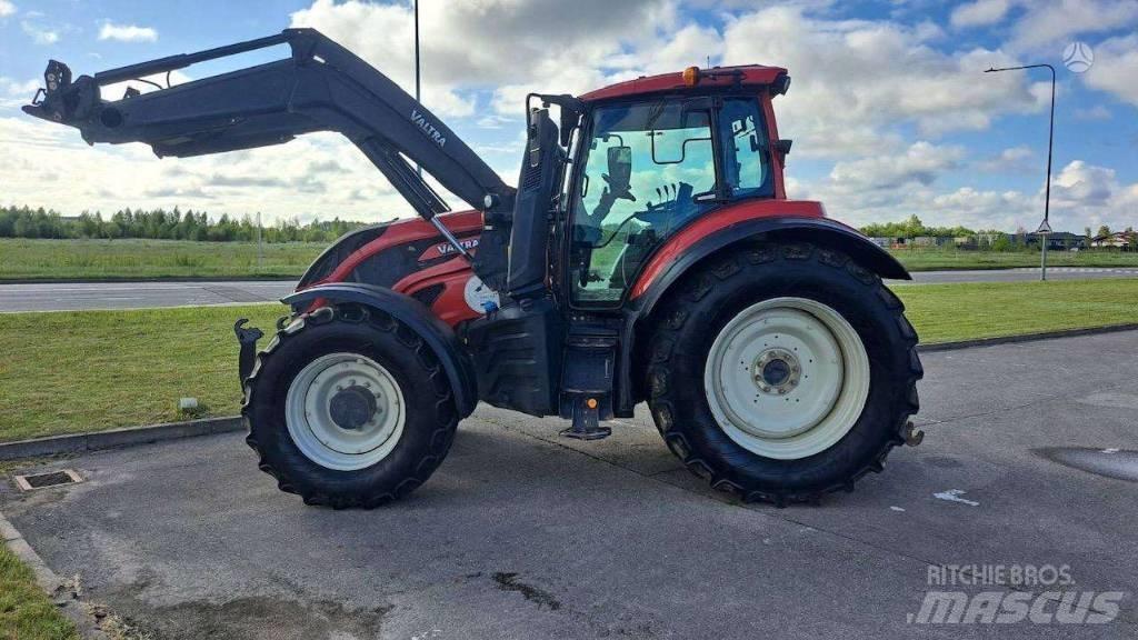 Valtra T 214 Traktori