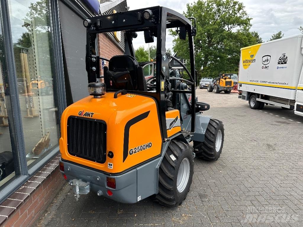 GiANT G2500HD Višenamenski utovarivači