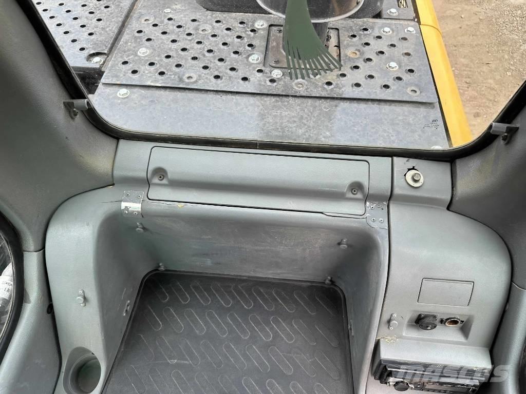 Volvo EC210D Bageri guseničari