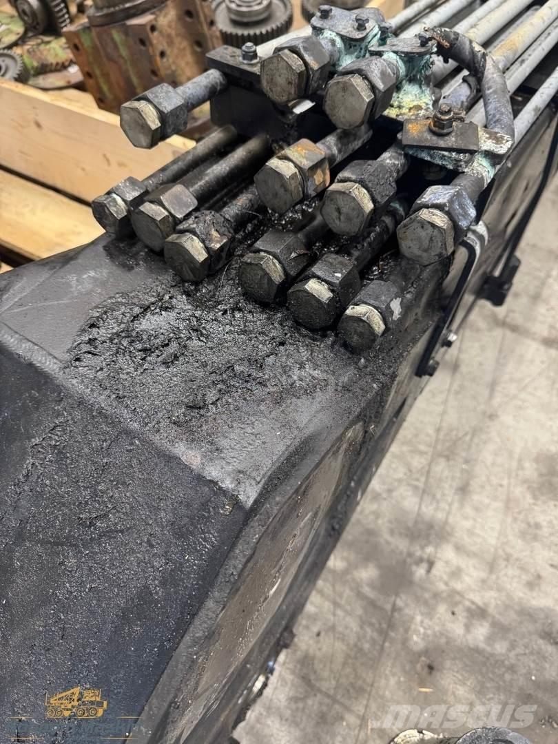 Komatsu 130F Kranovi za debla