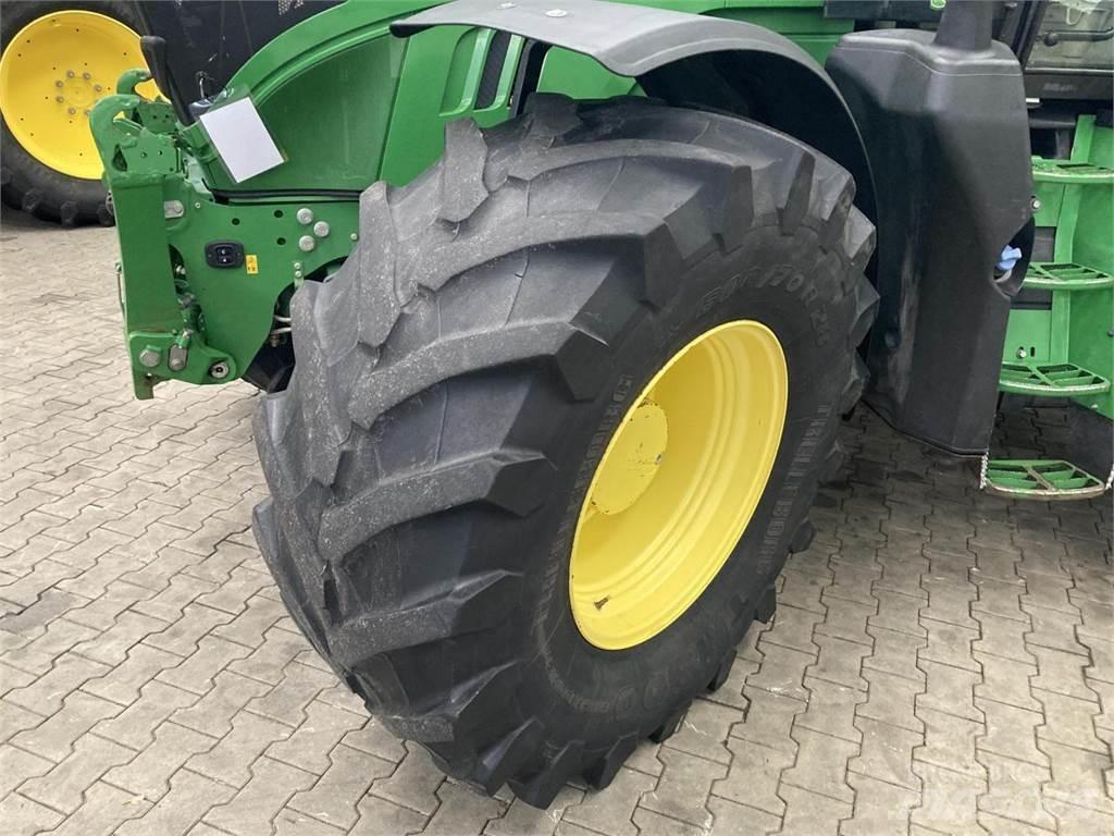 John Deere 6215R Traktori