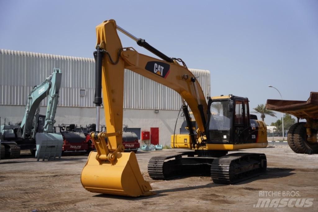 CAT 323D3 Bageri točkaši