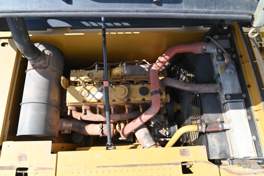 CAT 323D3 Bageri točkaši