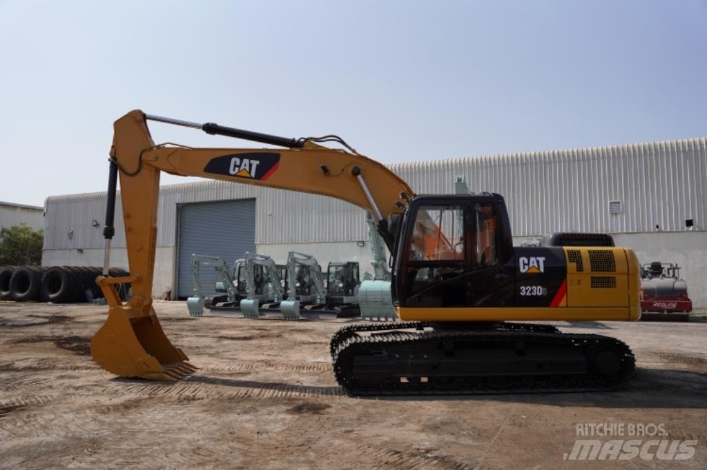 CAT 323D3 Bageri točkaši